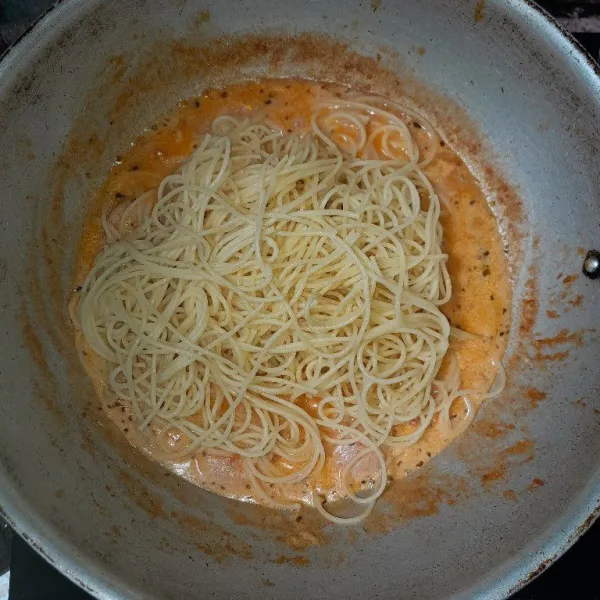 Masukkan spaghetti, kecilkan api.