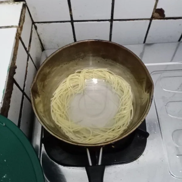 Rebus spaghetti hingga lembut dan matang. Angkat & tiriskan.