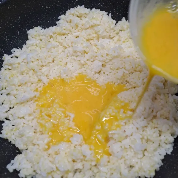 Kocok telur beri sejumput garam. Masukkan ke dalam nasi sambil diaduk rata sampai telur matang.