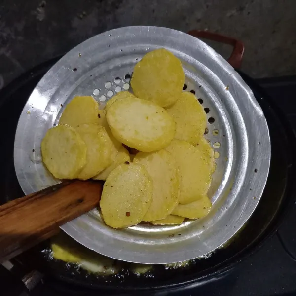 Goreng kentang sampai matang kemudian angkat dan tiriskan.