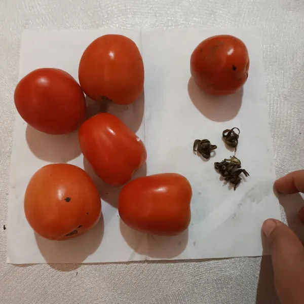 Lalu buang pucuk tomat.