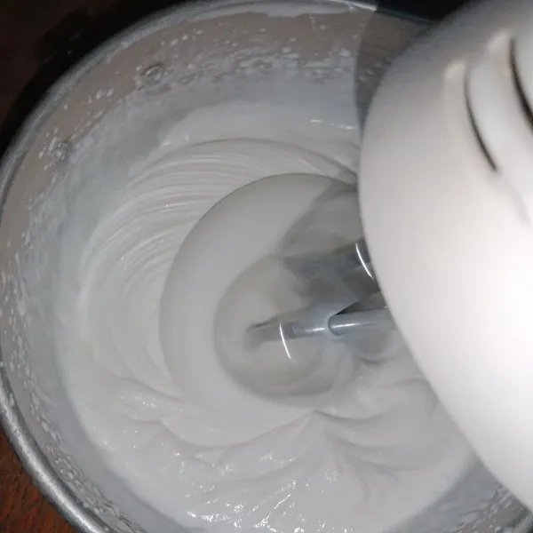 Kocok whip cream dan air es sampai kaku.