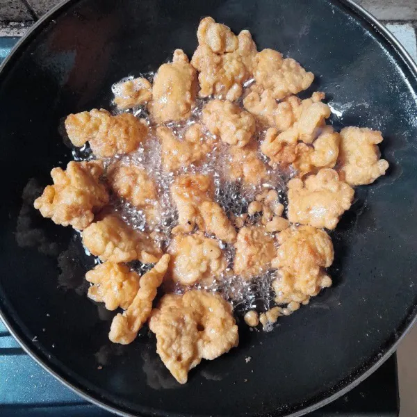 Goreng kembali ayam dengan minyak panas agar lebih garing, angkat dan tiriskan.