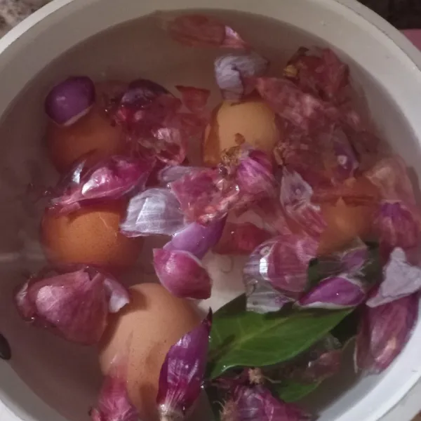 Siapkan air rebusan baru, masukan kulit bawang merah, daun salam, dan garam.