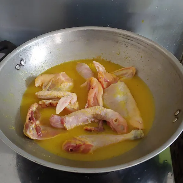Tambahkan air secukupnya, masak sampai mendidih lalu masukkan ayam.