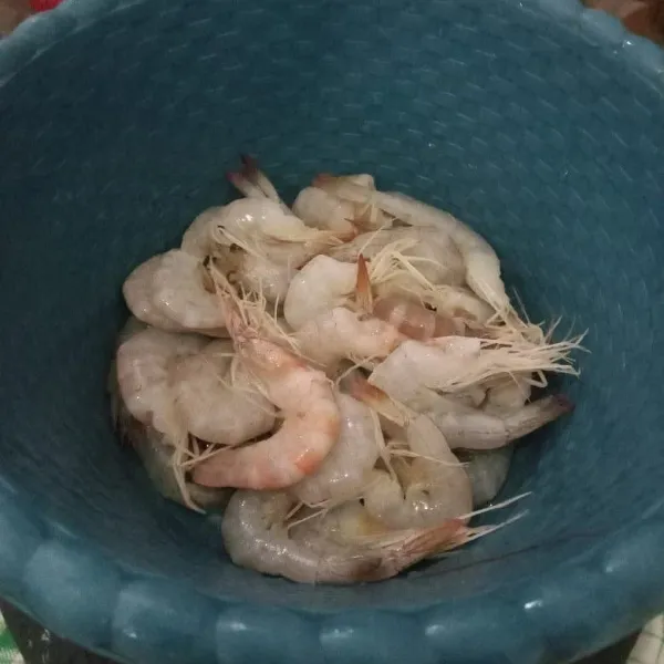 Cuci bersih udang, tiriskan, kemudian campurkan dengan bumbu marinasi, aduk rata dan diamkan selama 2 jam suhu ruang.