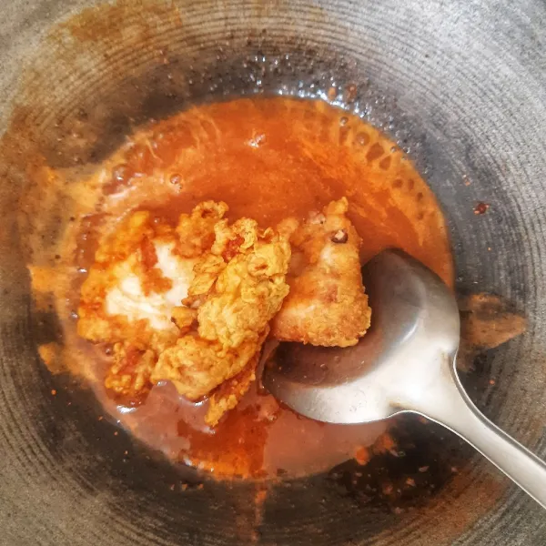 Masukkan ayam dan aduk saus dengan ayam hingga tercampur rata.