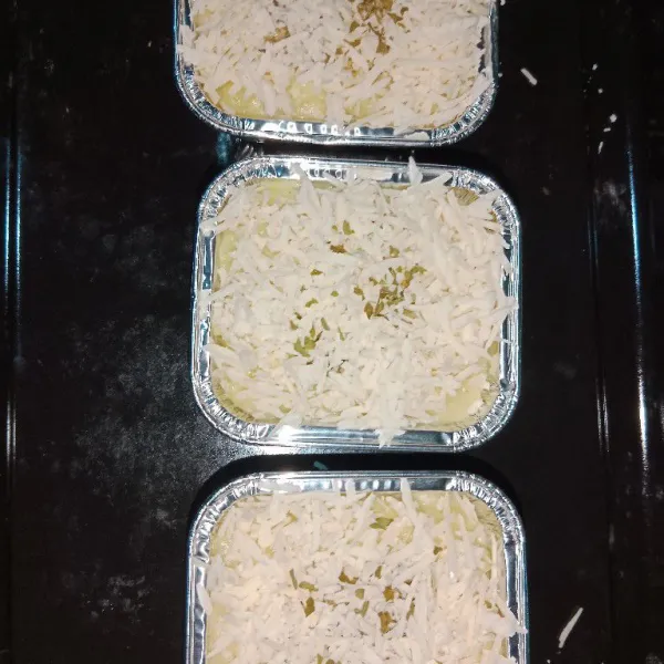 Masukan asonan dalam wadah alumunium foil, taburi keju dan parsley.