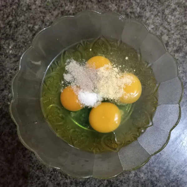 Kocok lepas telur ayam bersama garam, kaldu jamur, merica bubuk dan bawang putih bubuk, sisihkan.