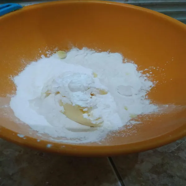 Campurkan tepung, baking powder, gula halus dan butter. Aduk rata.
