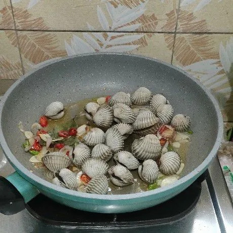 Masukkan kerang tambahkan air matang secukupnya.