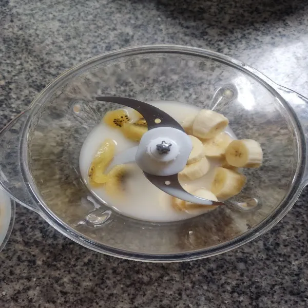 Tambahkan yakult dan air.