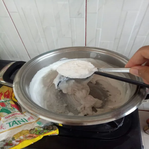 Tambahkan tepung tapioka secara bertahap sambil diaduk dan tercampur rata.