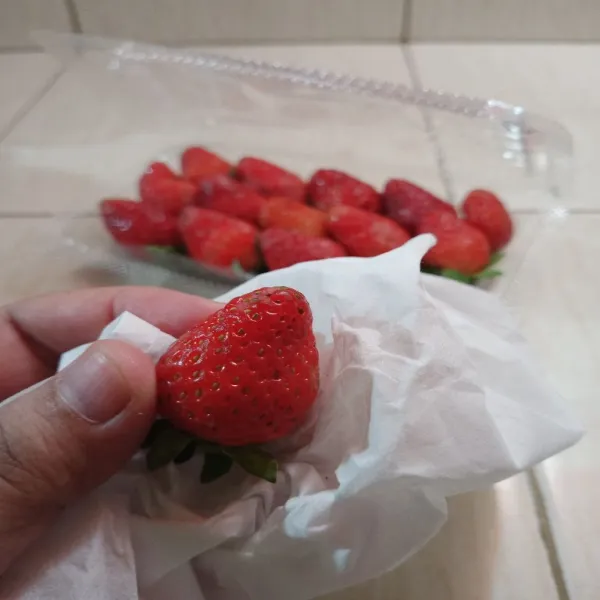 bersihkan strawberry dengan tissue, agar tidak di simpan dalam kondisi basah, buang jika ada yang busuk