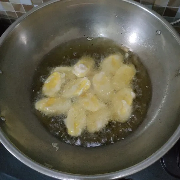 Panaskan minyak, masukan potongan pisang dan goreng hingga matang kecokelatan. Angkat dan tiriskan.