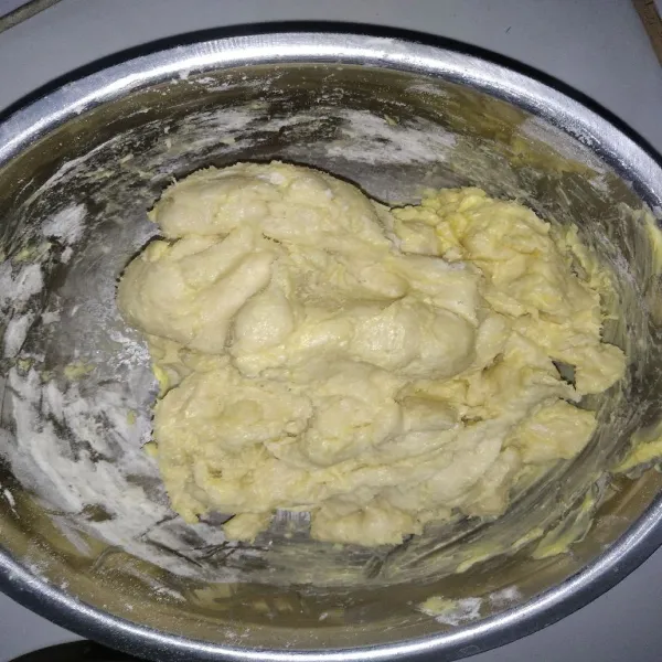 Campur semua bahan kering jadi satu, lalu tuang air sedikit demi sedikit sambil diuleni hingga tercampur rata, lalu tambahkan margarin.