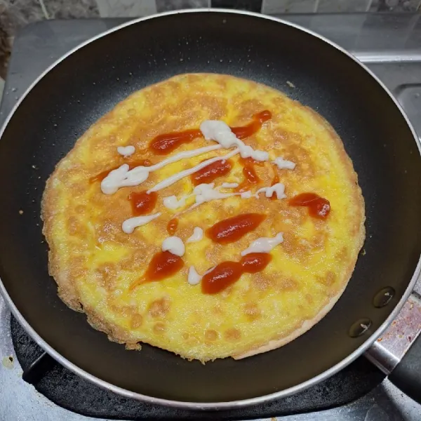 Beri topping saos tomat dan mayonnaise secukupnya. Masak sampai kira-kira keju meleleh.