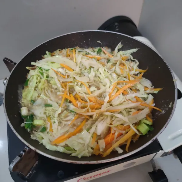 Masukkan kol, wortel dan daun bawang, bumbui dengan kaldu jamur dan merica, masak hingga matang.