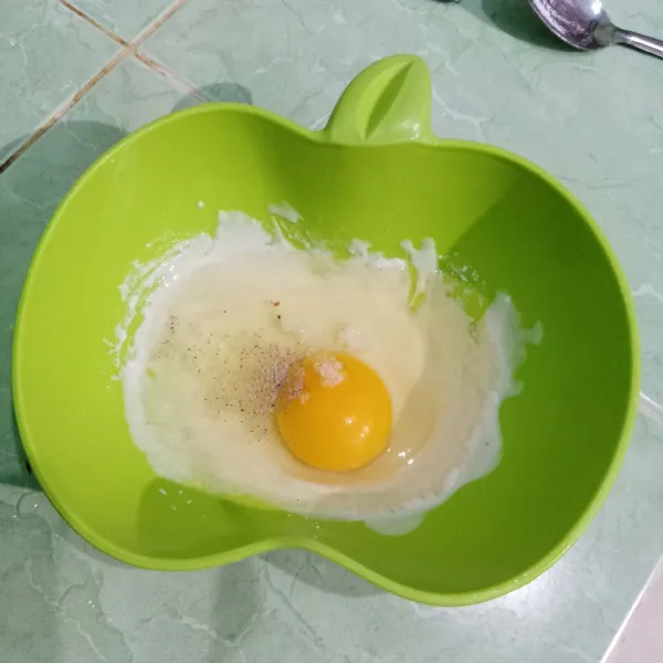 Masukkan telur, garam dan lada bubuk.