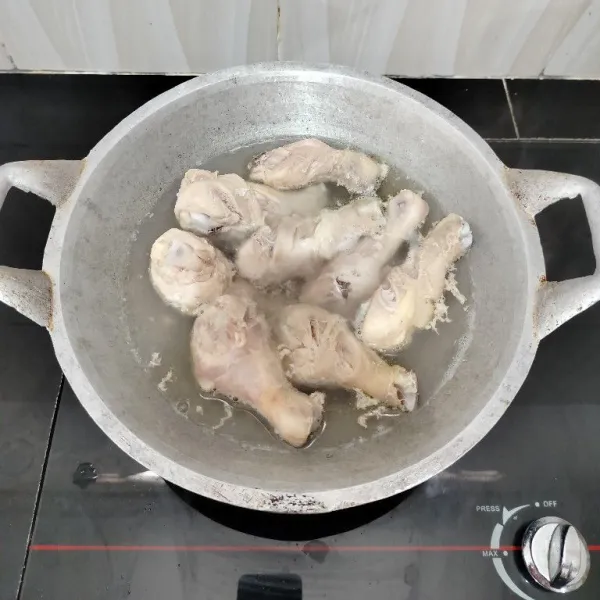 Lalu rebus paha ayam dengan air secukupnya hingga mendidih. Angkat dan tiriskan ayam, lalu buang air rebusannya.