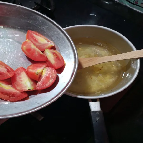 Kemudian masukkan irisan tomat, bumbui dengan garam, merica bubuk dan penyedap rasa, cek rasa.