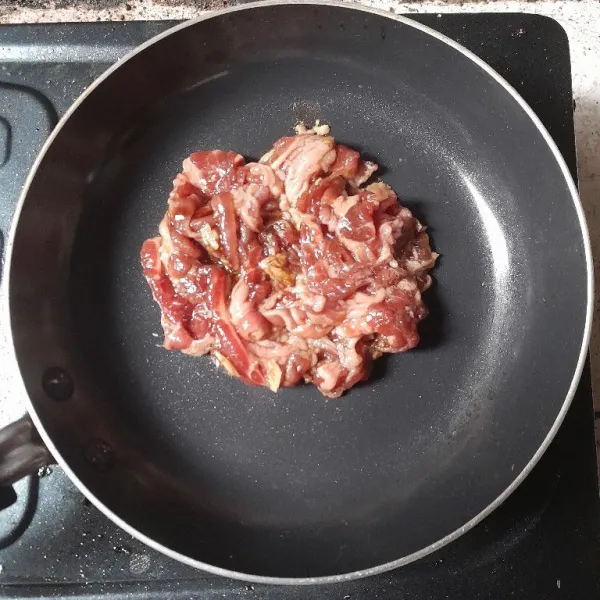 Panaskan teflon, masukkan beef slice.
