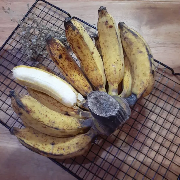 Kupas kulit pisang lalu bersihkan bagian yang berserabut pada daging buah pisang dengan menggunakan kupasan kulit pisangnya.