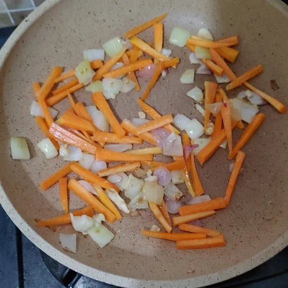 Masukan wortel, aduk rata dan masak wortel hingga layu dan tambahkan sedikit air.