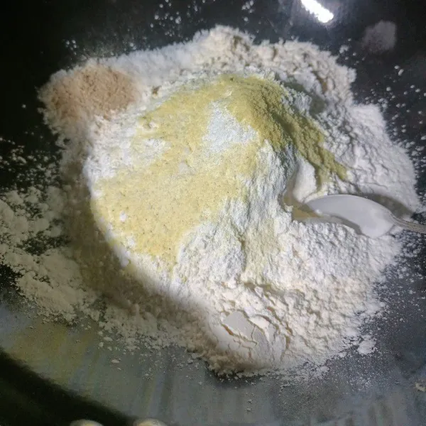 Siapkan bumbu kering yaitu campuran tepung terigu, tepung beras, penyedap rasa,garam dan lada bubuk, aduk rata.