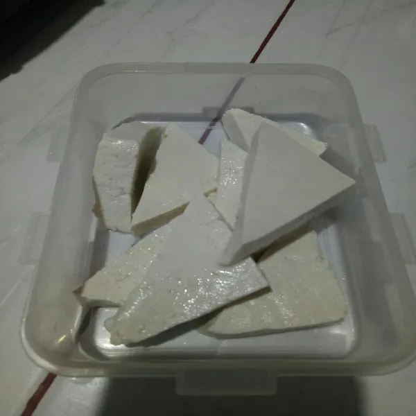 Potong tahu sesuai selera.