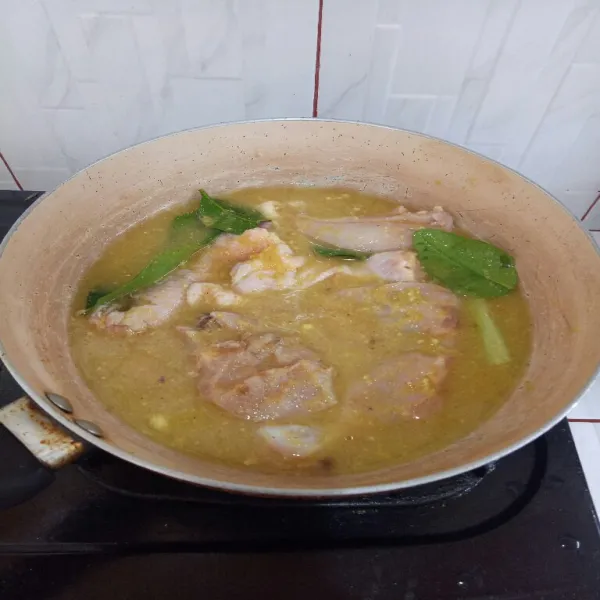 Tambahkan air, aduk rata kembali lalu masak dengan api sedang.