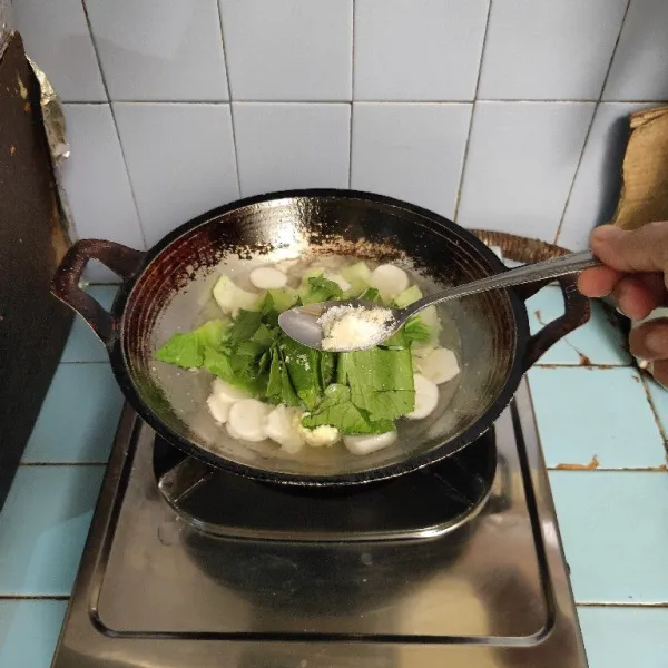 Tambahkan garam, kaldu jamur, lada dan gula pasir. Aduk rata. Masak hingga matang.