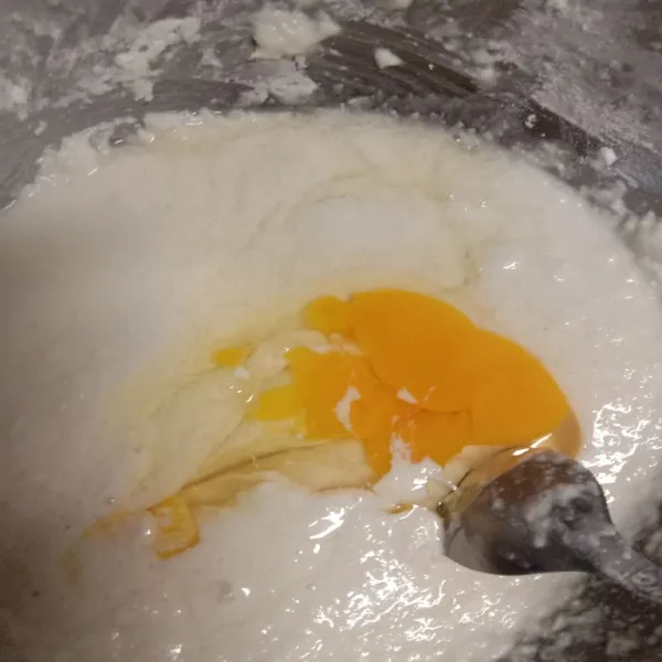 Masukkan telur aduk rata diamkan adonan hingga mengembang di tandai banyak busa di atas nya