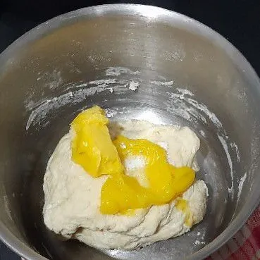Lalu tambahkan garam dan margarin lanjut uleni/ mixer hingga kalis elastis.