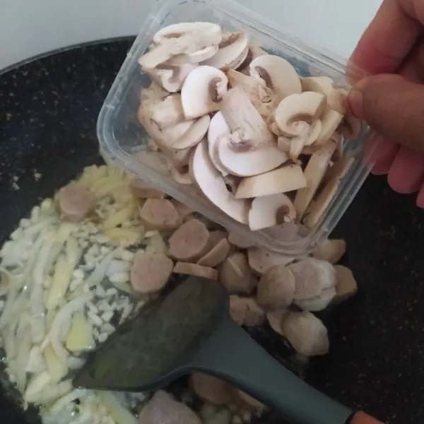Masukan bakso dan irisan jamur lalu tumis hingga layu.