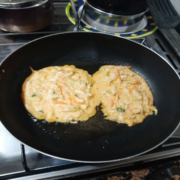 Panaskan pan dengan tambahan sedikit minyak masukan adonan bentuk bulat dengan besar sesuai selera tunggu hingga bagian baeah kecoklatan dan balik. Lakukan hingga adonan habis 1 adonan ini bisa menjadi 3 okonomiyaki