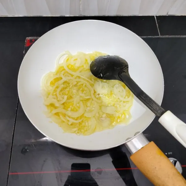 Panaskan margarin dan minyak sayur. Lalu tumis bawang putih dan bawang bombay hingga harum.