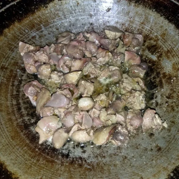 Setelah matang, potong ati ampela sesuai selera, lalu goreng dengan sedikit minyak goreng, lalu angkat.