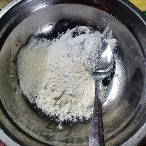 Dalam wadah masukkan tepung terigu, tepung beras, gula dan garam.