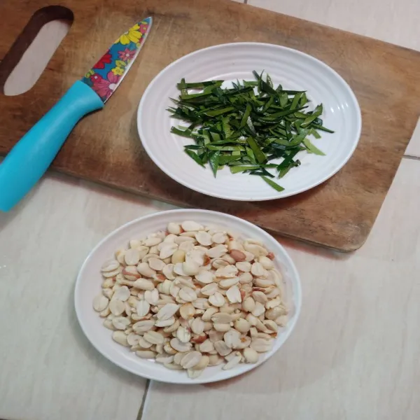 belah dua kacang, dan iris tipis daun jeruk