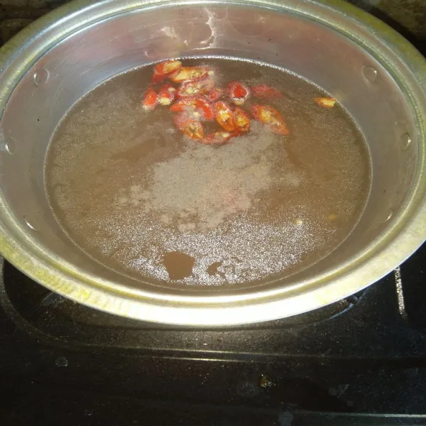 Panaskan air kaldu, masukkan irisan cabe keriting merah dan bumbui dengan lada bubuk, garam dan kaldu ayam.
