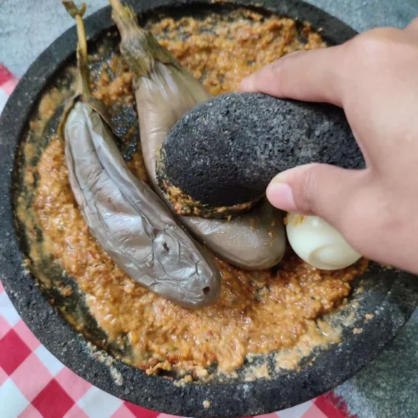 Masukkan telur dan terong, penyetkan perlahan.