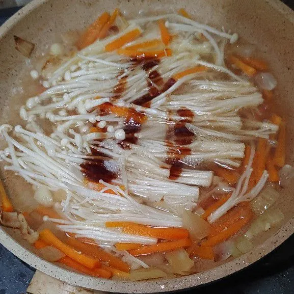 Setelah wortel empuk, masukan jamur enoki. Bumbui dengan saos tiram, kecap asin, gula dan garam. Aduk rata.