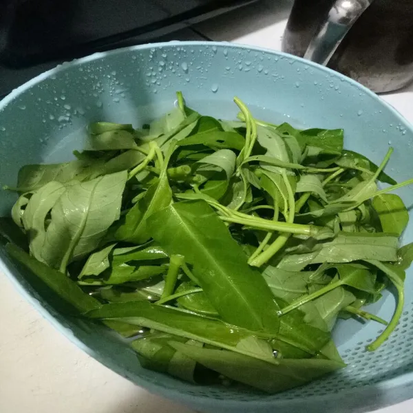 Cuci bersih sayur kangkung, rendam dengan air garam selama 10 menit.