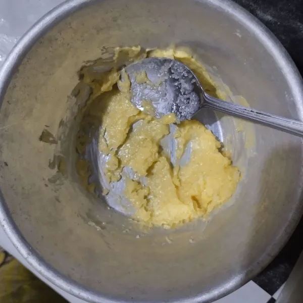 Campurkan margarin dan gula pasir. Aduk rata.