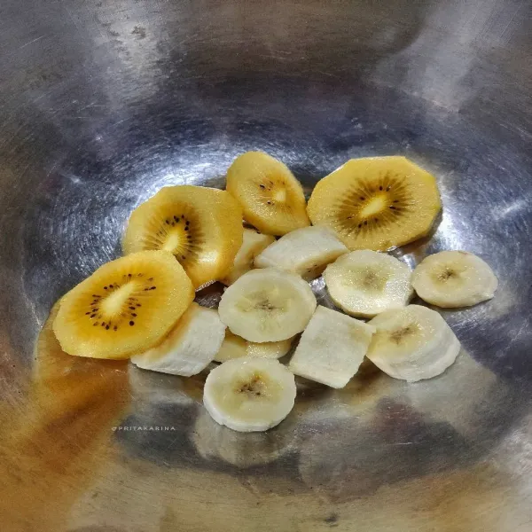 Potong-potong buah pisang dan kiwi.