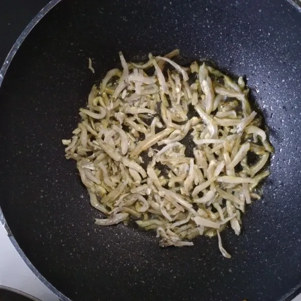 Minyak sisa menggoreng kacang, panaskan kembali. Goreng ikan yg sudah dicuci bersih. Angkat dan tiriskan.