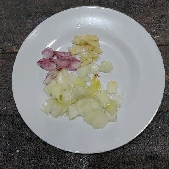 Siapkan bumbu tumisan : bawang putih, bawang putih dan bawang bombay. Yang sudah diiris halus.