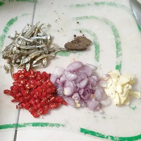 Siapkan semua bahan. Iris tipis bawang merah dan bawang putih. Kemudian potong-potong cabai.