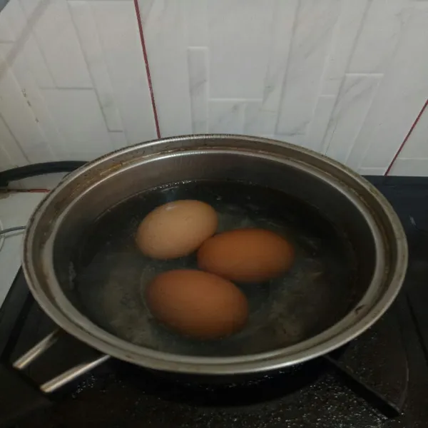 Rebus telur hingga matang, tiriskan.